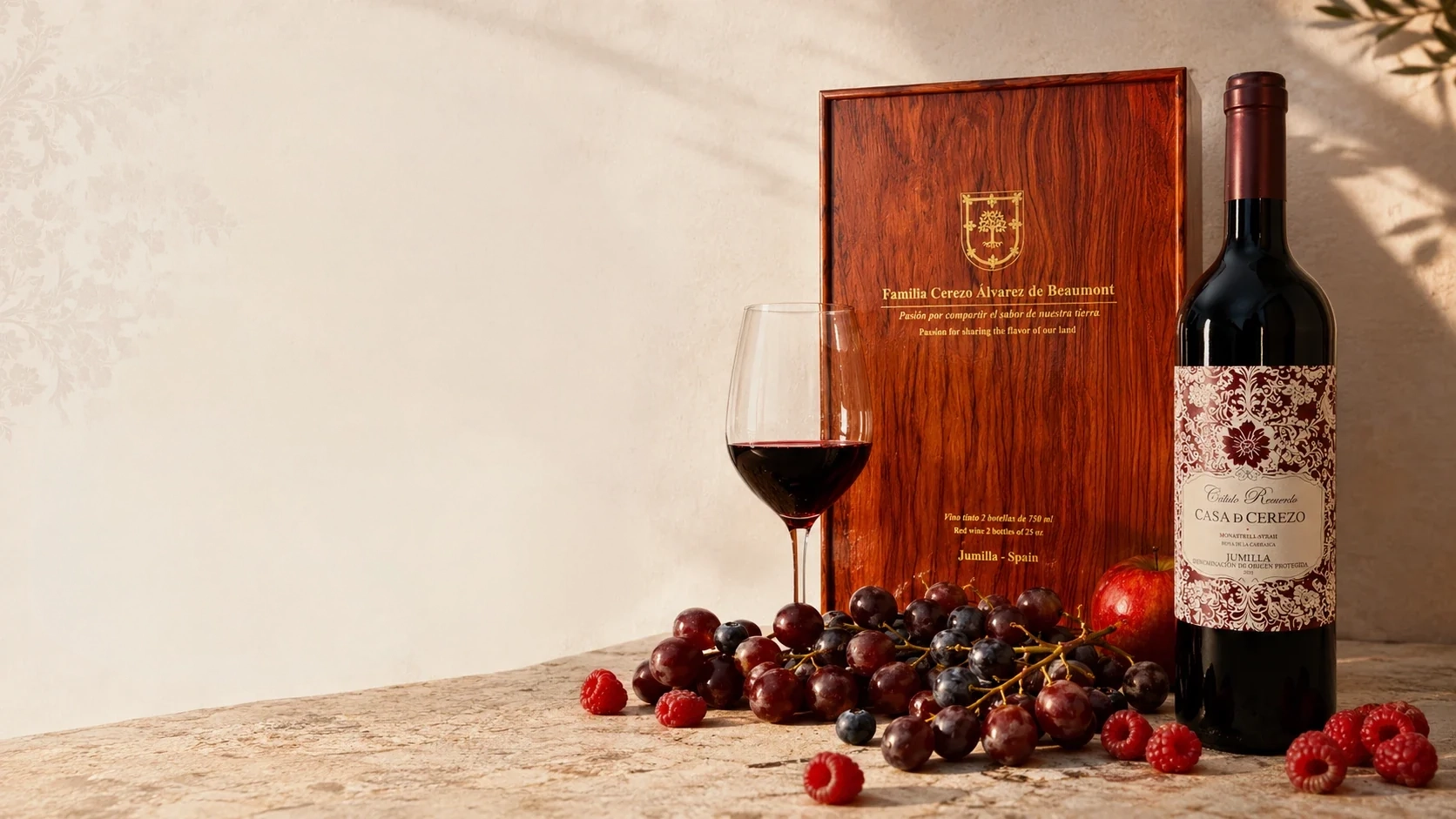 Estuche de madera y botella de vino Casa de Cerezo con copa sobre mesa rústica