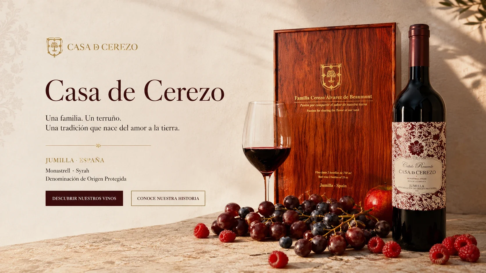 Estuche de madera y botella de vino Casa de Cerezo con copa sobre mesa rústica