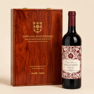 Botella Cálido Recuerdo de Casa de Cerezo junto a su estuche de madera grabado