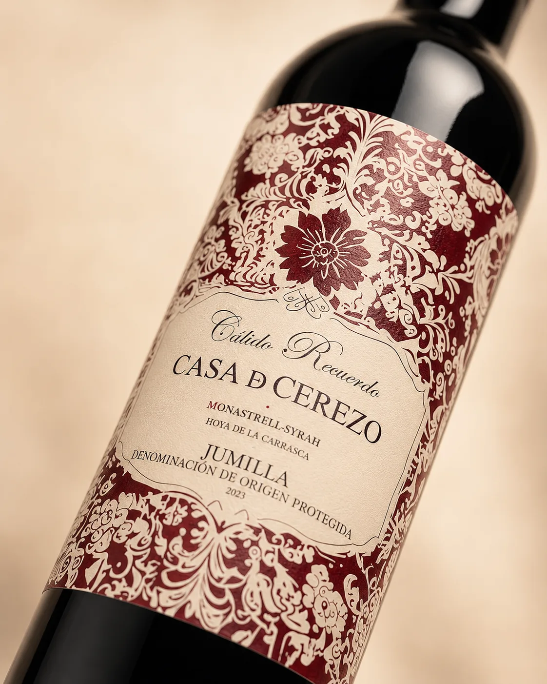 Detalle de la etiqueta damasco de la botella Cálido Recuerdo de Casa de Cerezo
