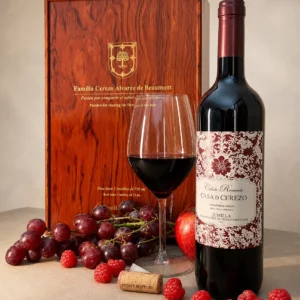 Composición editorial completa del vino Casa de Cerezo con estuche de madera y copa