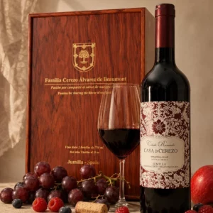 Packshot de botella de vino Casa de Cerezo con caja de madera, copa y frutos rojos